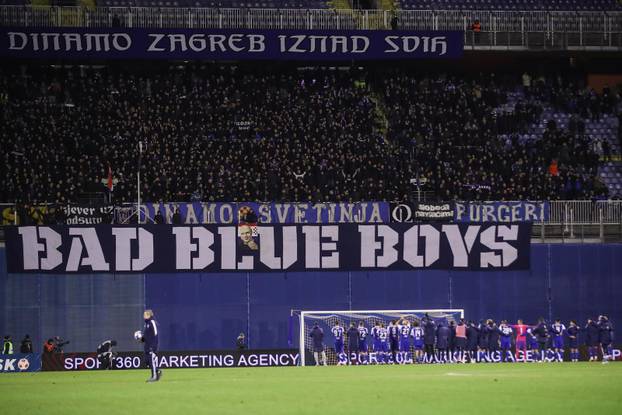 Navijači na tribinama prate susret Dinama i Osijeka