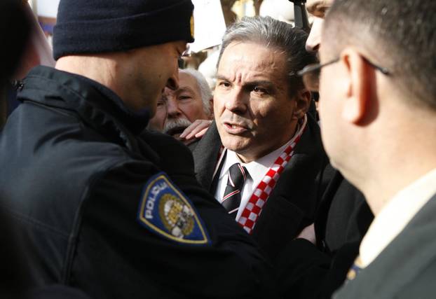 ARHIVA: Zagreb: Na prosvjedu protiv EU policija grubo privela nekolicinu prosvjednika