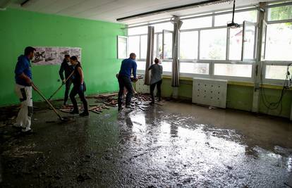 Počela je sanacija obrovačkih škola oštećenih u poplavi: Školu čistili nastavnici, mještani...