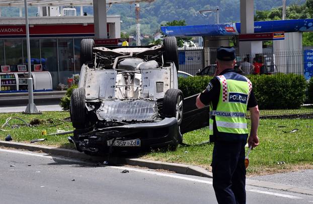 Požega: U prometnoj nesreći u Osječkoj ulici automobil završio na krovu