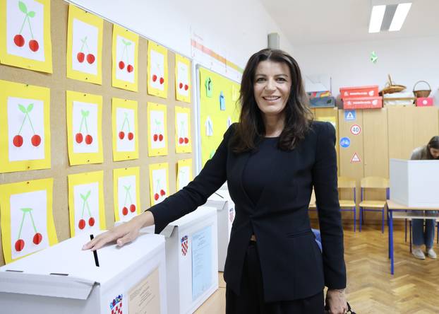 Šibenik: Josipa PlesliÆ pristupila je glasanju za gradonaèelnicu Knina.
