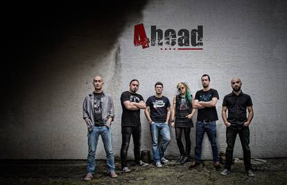 Promocija prvog studijskog albuma benda 4head u Saxu