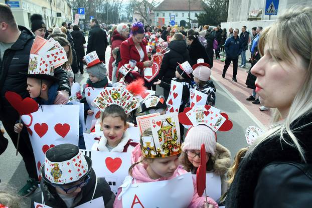 Sisak: Nekoliko stotina mališana iz dječjih vrtića i osnovnih škola sudjelovalo je na tradicionalnom Sisačkom fašniku