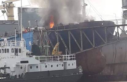 Umalo katastrofa: Gorio brod u Lošinju, a unutra zapaljivi plin