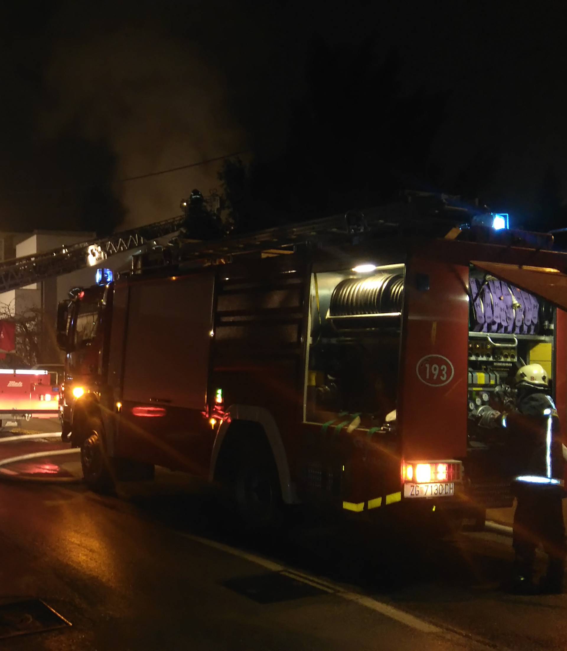 Zagreb: Gorio krov kuće, vatru gasili vatrogasci s tri vozila