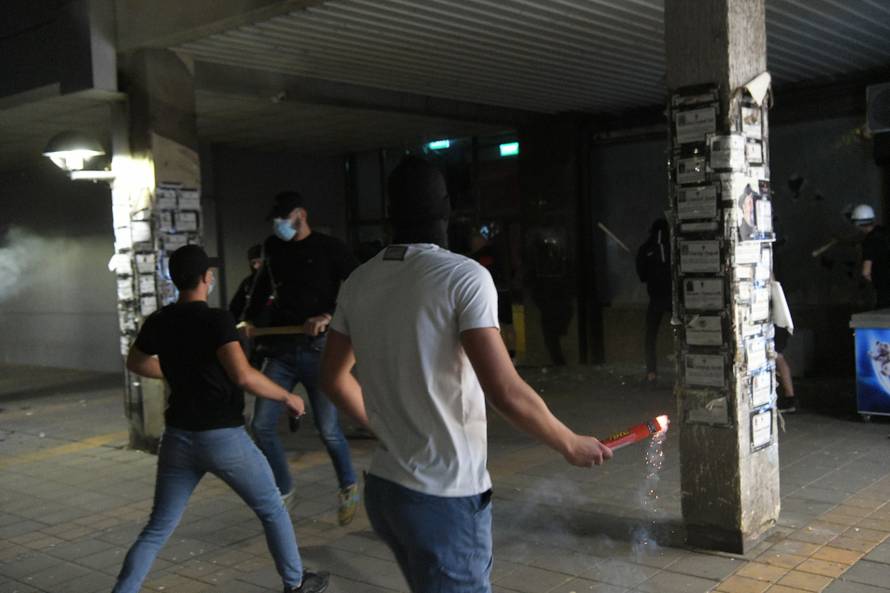 Valjevo: Grupa maskiranih muškaraca u prosvjedu zapalila prostor Gradske uprave