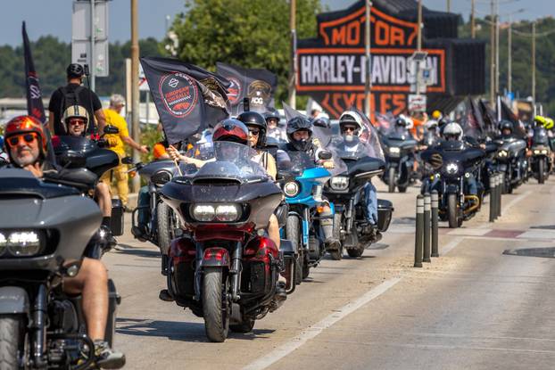 Nekoliko tisuća vlasnika Harley Davidsona prolazi kroz Pulu u defileu