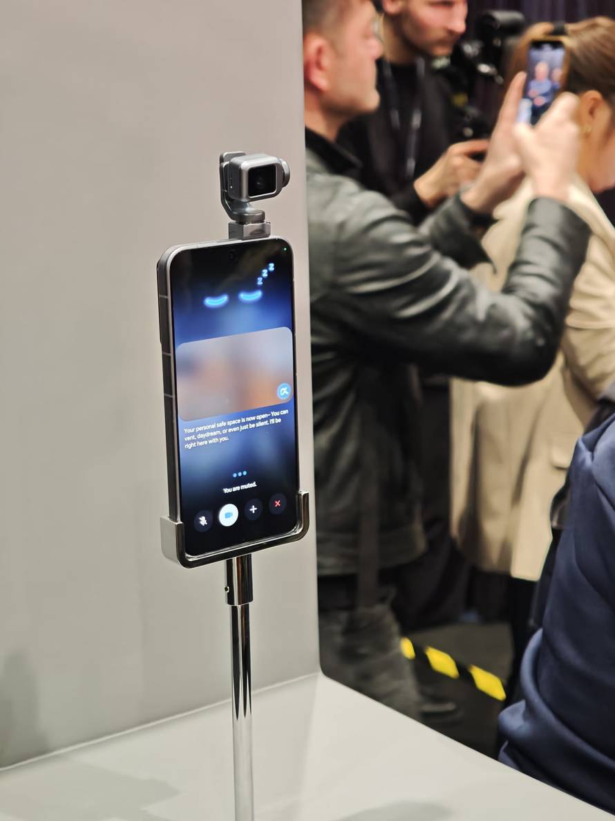 VIDEO Honorov robotski udar: Telefon s kamerom kao iz crtića i robot na dvije noge ukrali šou