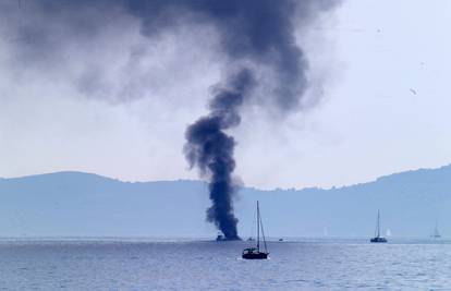 Užasna snimka: Jedrilica kraj Splita se zapalila, svi spašeni