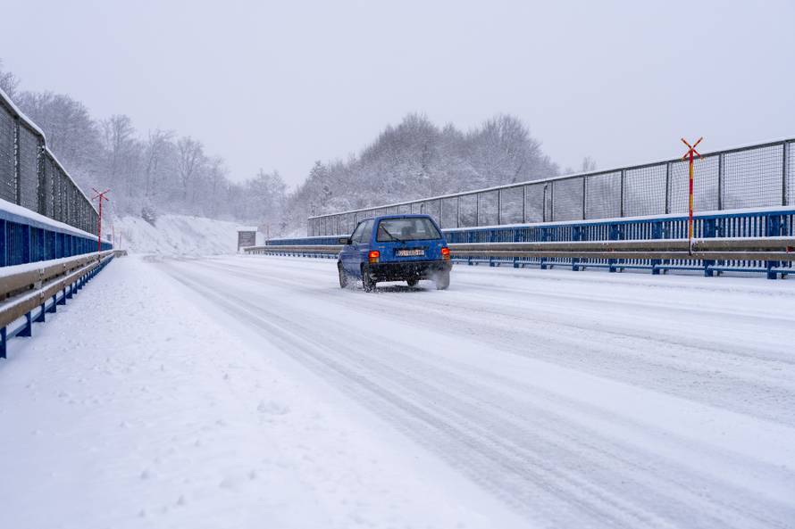 Zimski uvjeti na autocesti A1 kod čvora Otočac