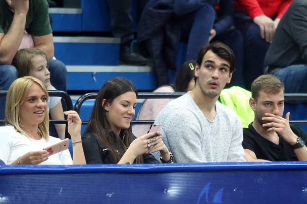 Zagreb: Dario Šari? u društvu djevojke Karle pratio utakmicu Cibona - Zadar