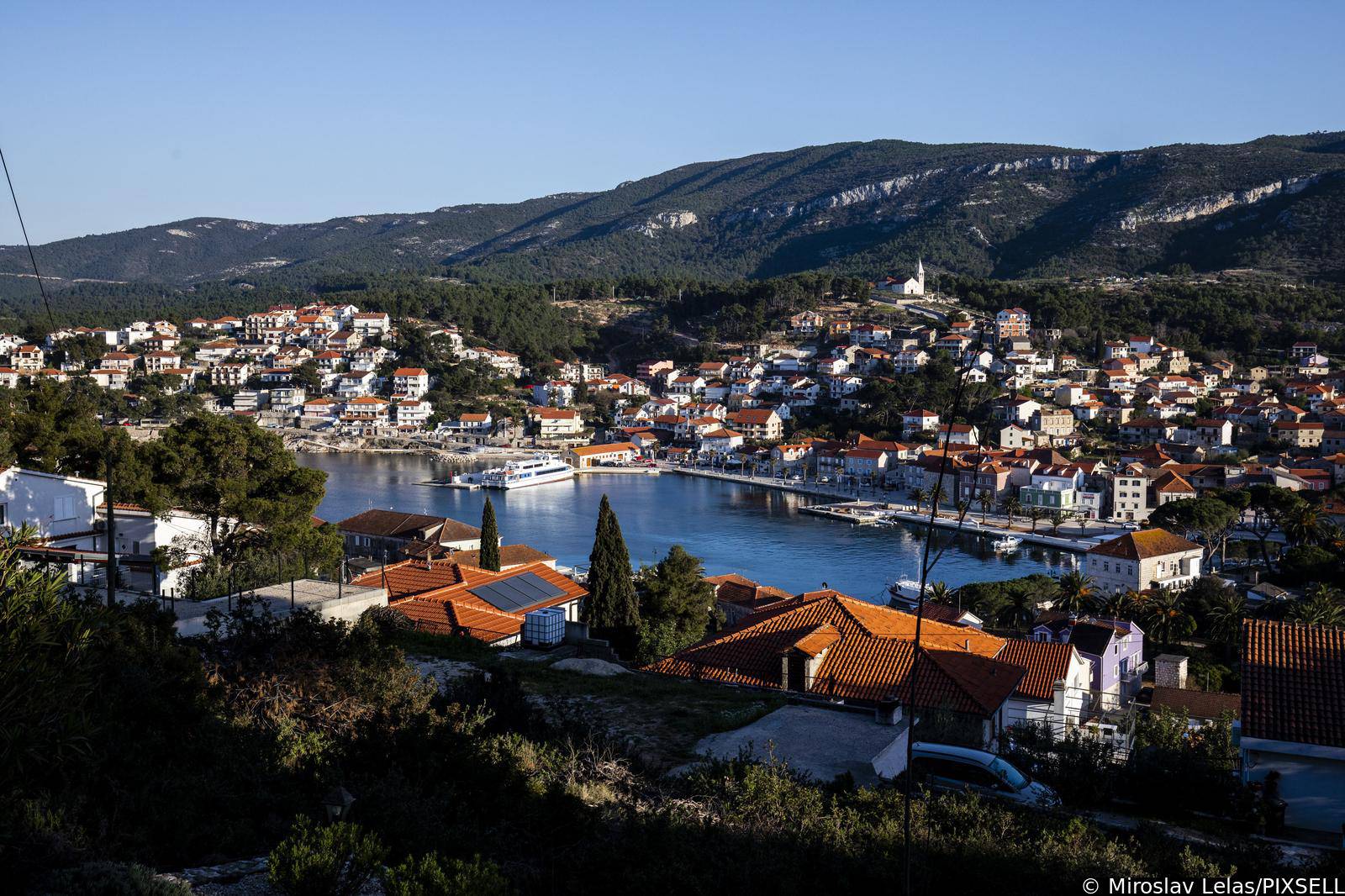 Panoramski pogled na Jelsu, gradić i luku na otoku Hvaru