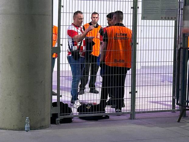 Ovako pregledavaju zastave na Opus Areni. Pogledajte kontrole na ulazima, svaku fotografiraju!