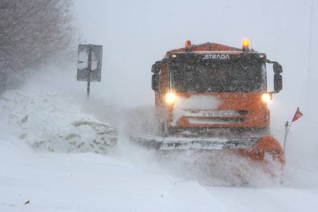 ARHIVA - Zagreb: Ralice čiste velike količine snjega na gradskim prometnicama