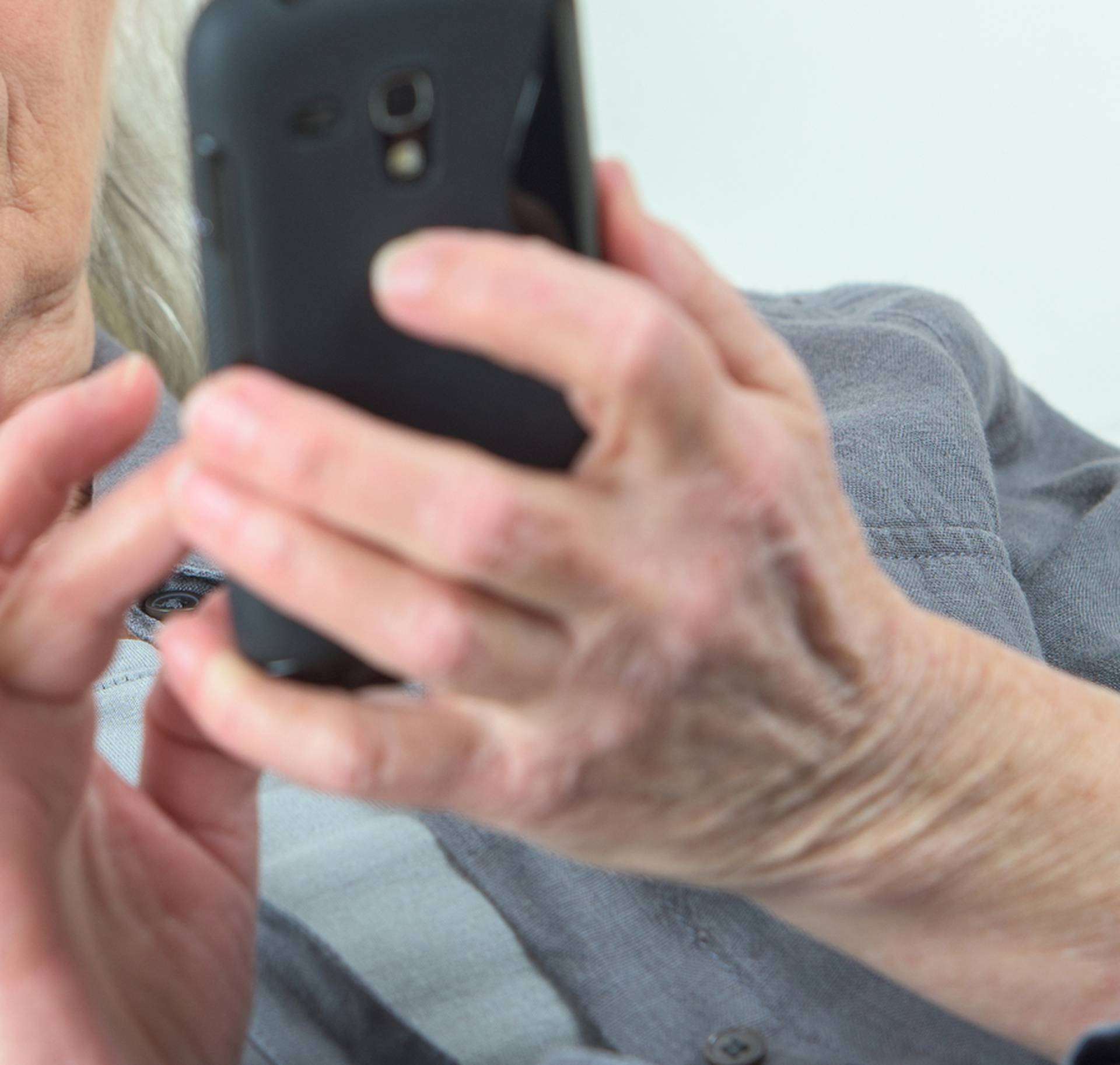Uz ove aplikacije baka i djed moći će lakše koristiti telefone