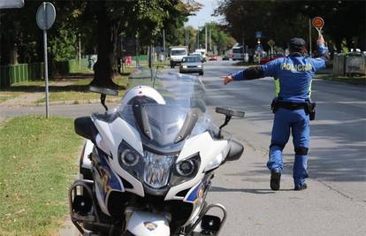 Policajac na motociklu pretjecao kolonu, naletio je na automobil: Ima teške ozlijede, u bolnici je...