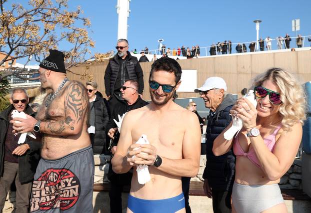 Šibenik: Tradicionalno novogodišnje kupanje na gradskoj plaži Banj