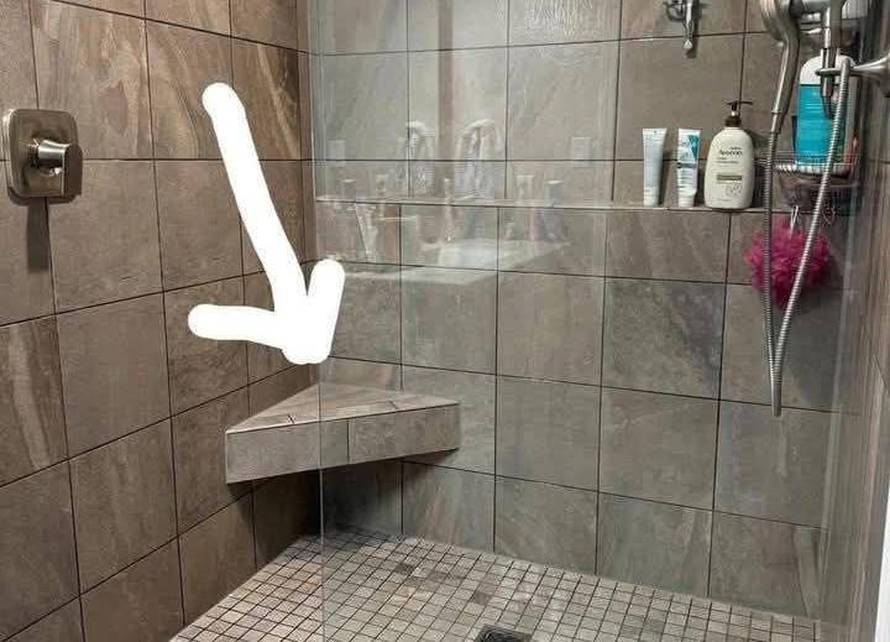 Facebook u svađi: Čemu služi ova 'klupica' u tuš kabini, znate li vi? Odgovori su urnebesni...
