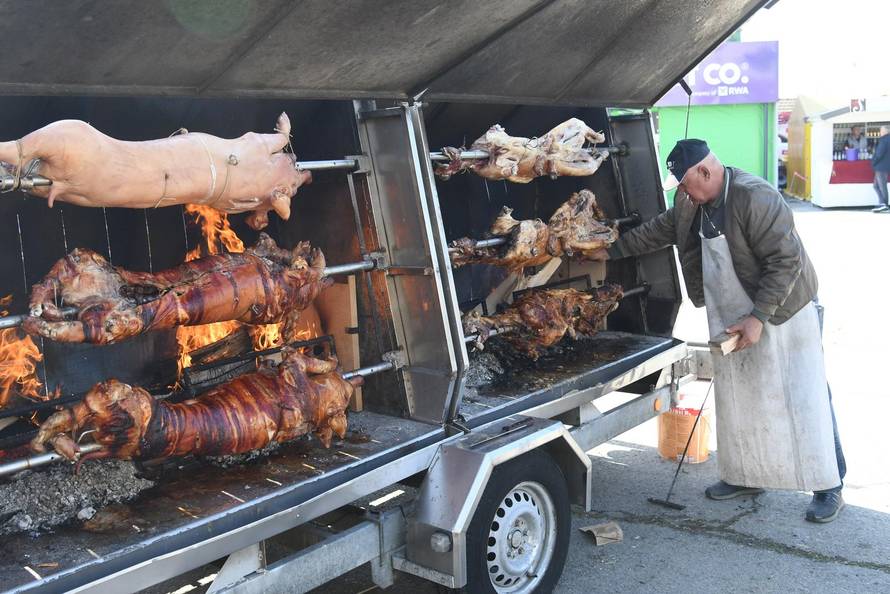 Gudovac: Od gastro ponude, najtraženiji su odojak i janjetina s ražnja