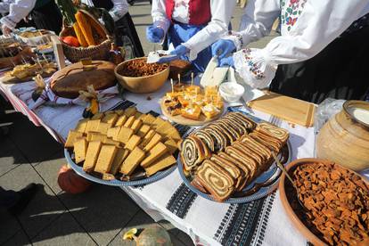 FOTO Samoborci i turisti uživali u delicijama kumica: U ponudi su bili čvarci, kruh, češnjovke...