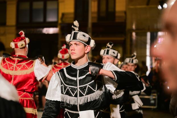 Zagreb: Tradicionalni plesovi s mačevima koji se stoljećima prenose na otoku Korčuli