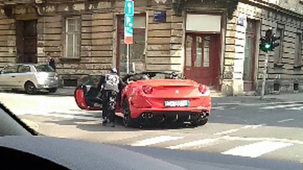 Ostali su bez goriva? Dvojica Zagrebom gurala crveni Ferrari