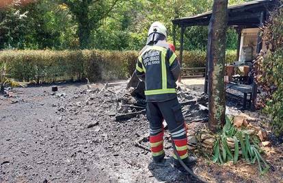 FOTO U Segetu kod Umaga Slovencu izgorjela kamp kućica