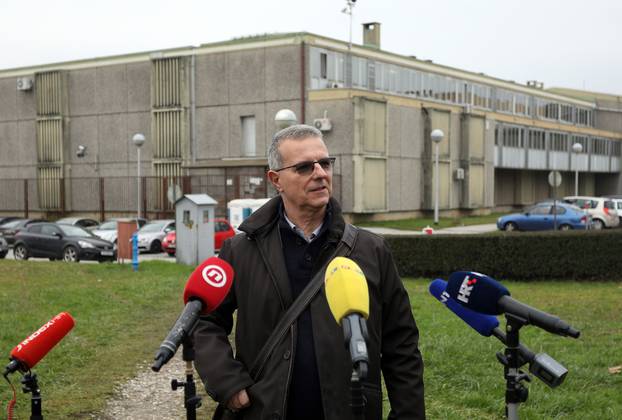 Odvjetnik Ivo Farčić ispred zatvora u Remetincu od kuda će Kovačević biti pušten