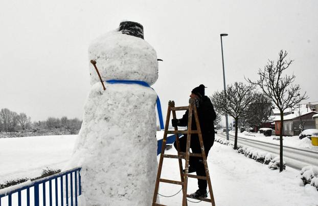 FOTO Slavonski Brod dobio ogromnog snjegovića: Visok je gotovo tri i pol metra