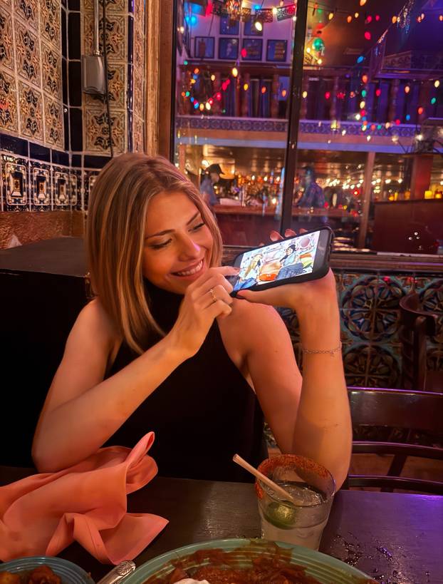 FOTO Becca Moore izazvala kaos na internetu: Iako vodi podcast, svi lude zbog njezinih fotki