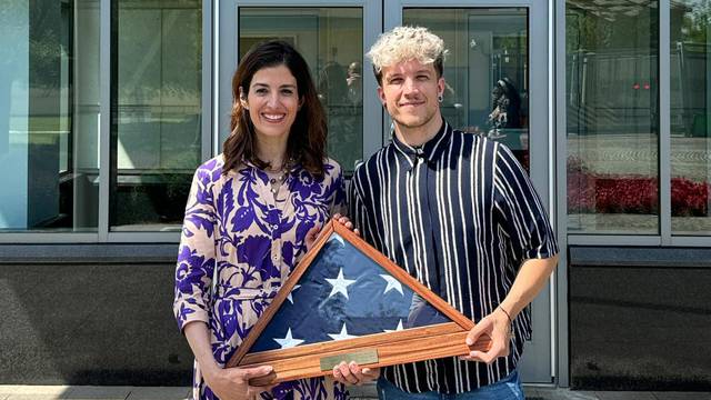 Američka veleposlanica uručila Lasagni nagradu za izvanredan nastup na Euroviziji: 'Blistaj!'