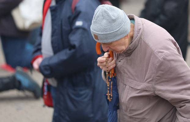 Zagreb: Interventna policija osigurava molitelje na glavnom Trgu