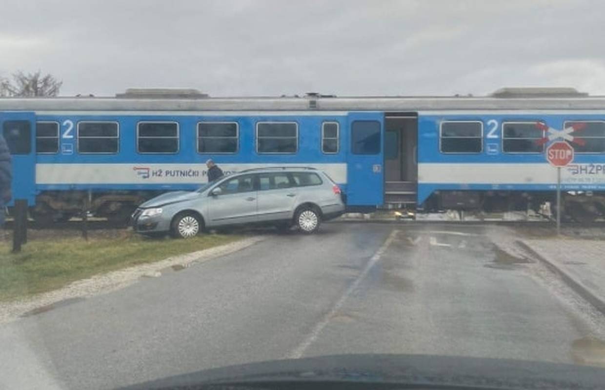 Vlak je naletio na automobil u Donjoj Stubici: Jedna osoba je ozlijeđena i prevezena u bolnicu
