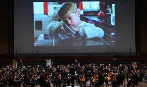 FOTO Sam u ku&cacute;i na velikom platnu: Bo&zcaron;i&cacute;ni klasik uz glazbu Zagreba&ccaron;ke filharmonije u&zcaron;ivo