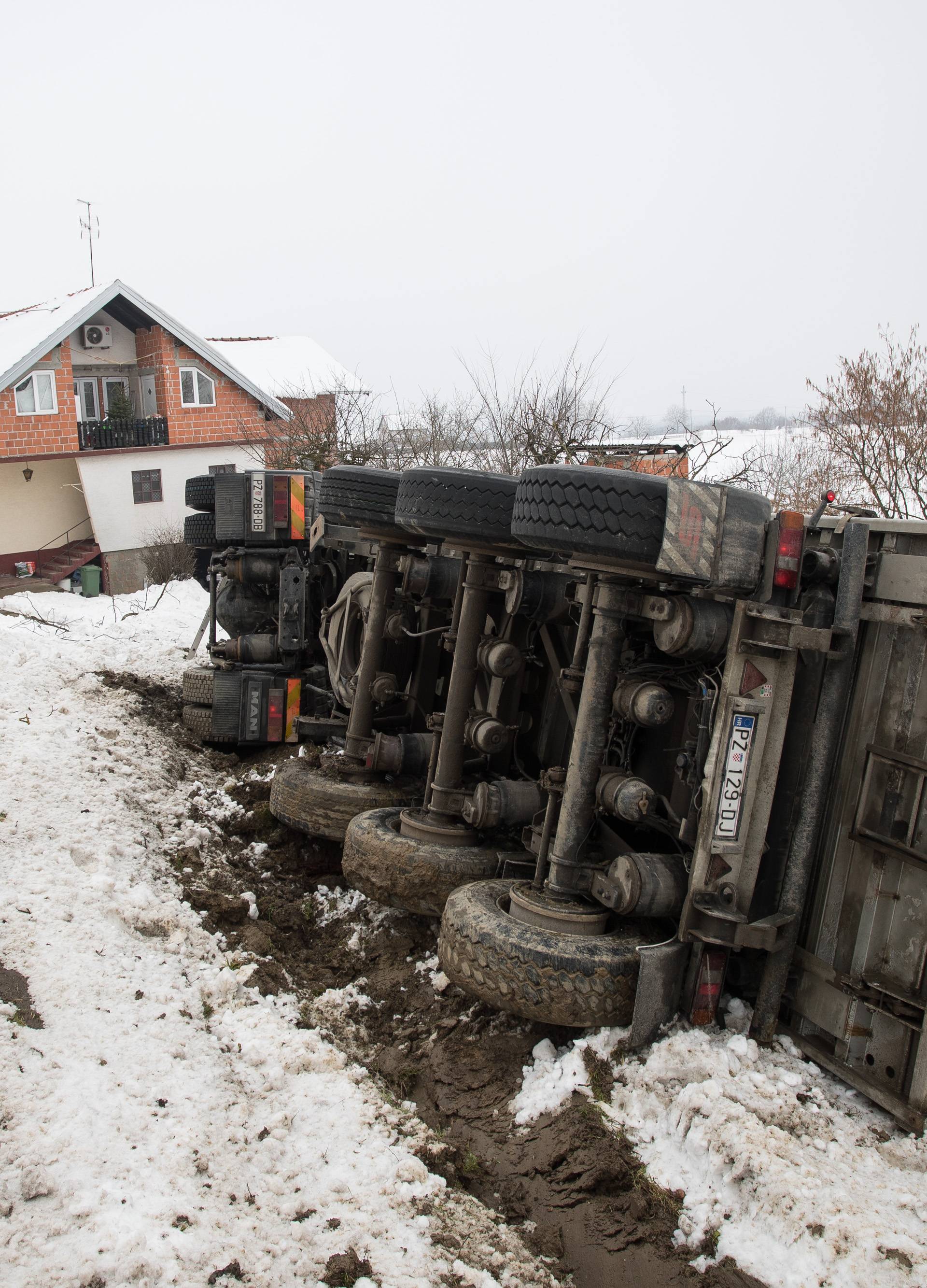 Kamion  kod Ivanić Grada sletio s ceste i završio im u dvorištu