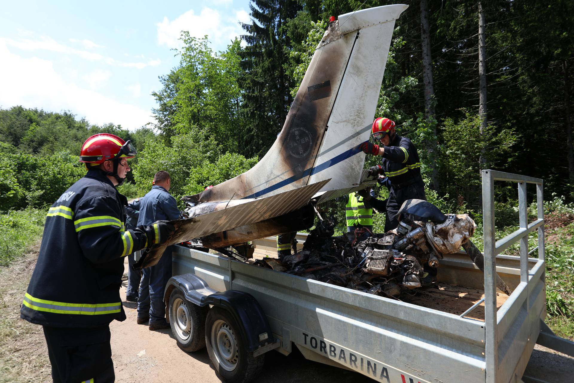 Helikopterom izvučeni dijelovi aviona u kojem su život izgubile četiri osobe