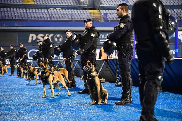 Zagreb: Policija s psima ispod tribine Bad Blue Boysa