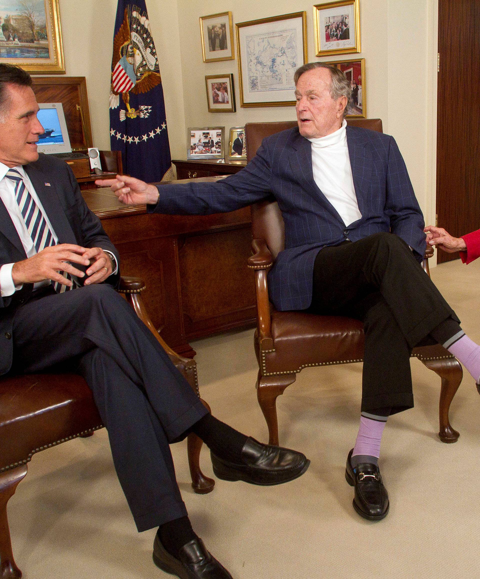 FILE PHOTO: Republican presidential candidate Mitt Romney (L) picks up the formal endorsement of former President George H.W. Bush and former first lady Barbara Bush in Houston