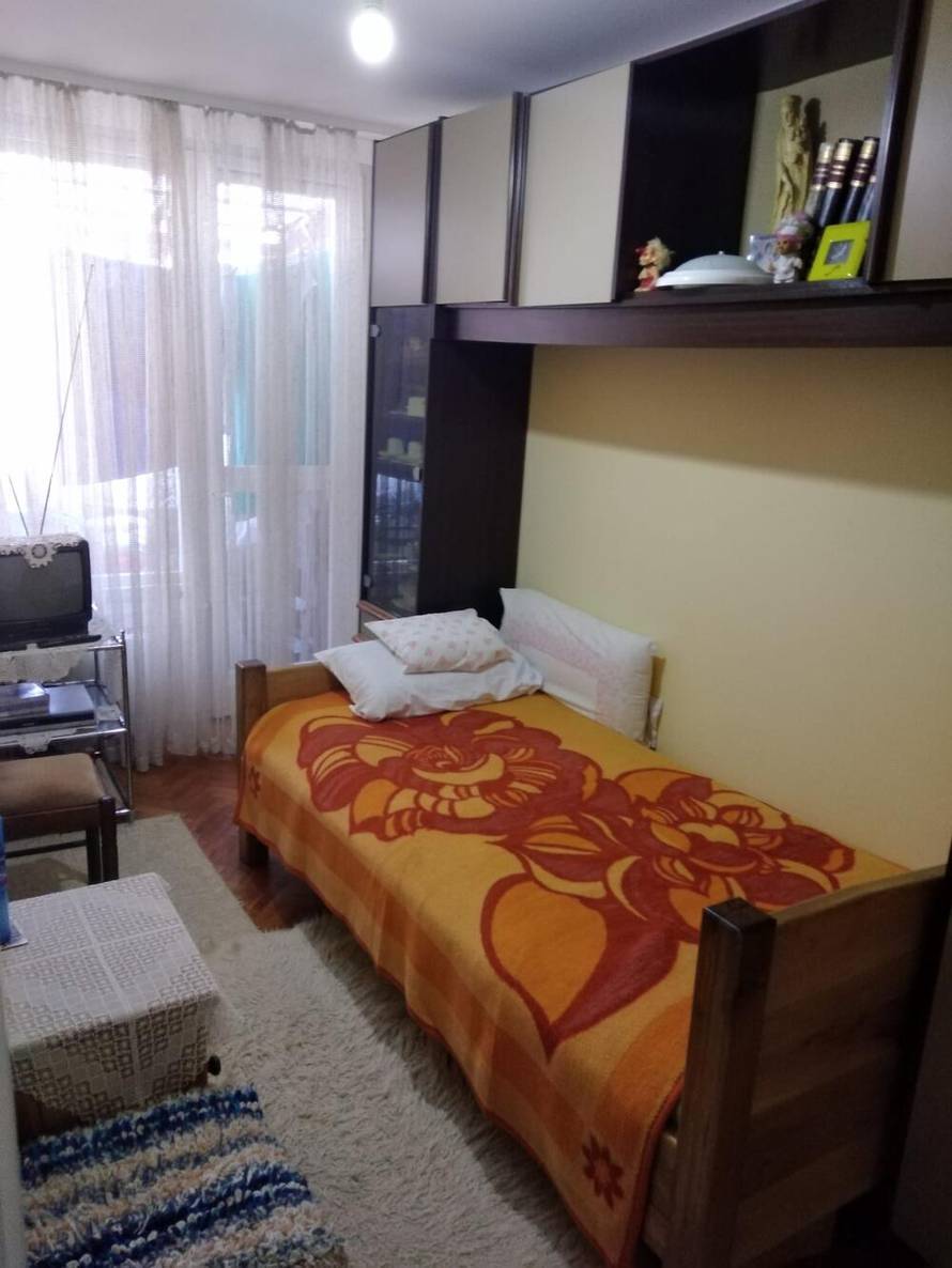 Iznajmljuje stan za 500 €, a svi komentiraju fotke: Namještaj je iz doba Tita! Je li ovo neka šala?