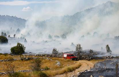 Pomoć s neba u Hercegovini:  Kiša gasi višednevne požare