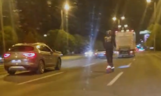 VIDEO Nevjerojatno! Romobilist jurio po Zagrebačkoj aveniji, radio je slalome između vozila