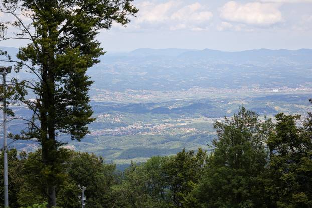 Zagreb: Panoramski pogled na Hrvatsko zagorje sa Sljemena