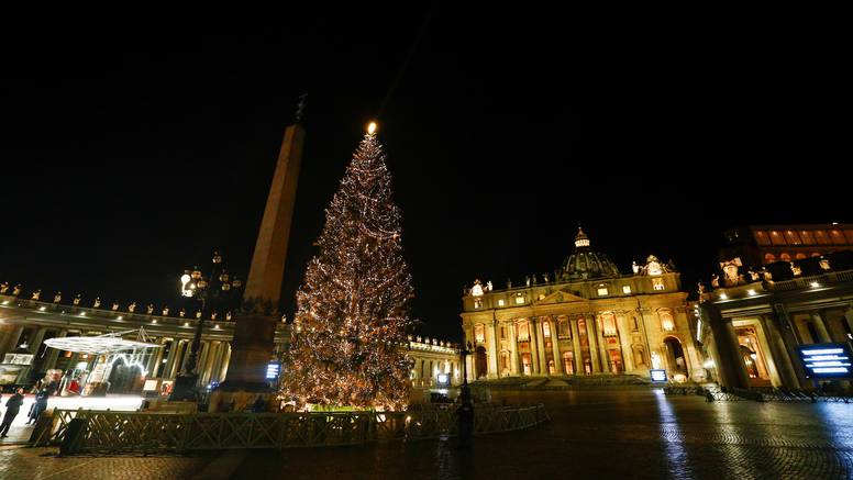 Vatikan: Na Trgu svetog Petra osvijetljeni božićno drvo i jaslice