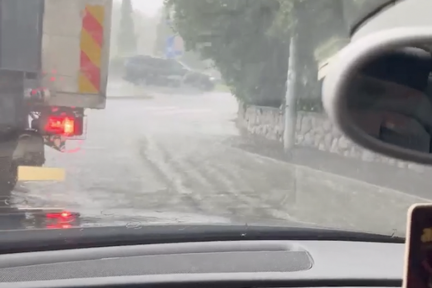 Ki&scaron;a u Rijeci opet potopila prometnice