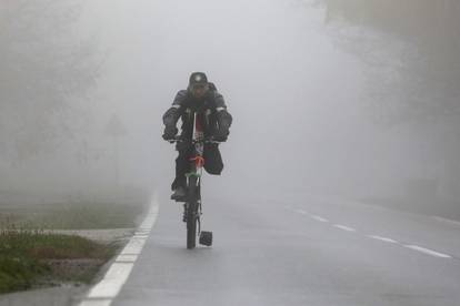 Branitelj na biciklu kroz maglu stigao iz Osijeka u Vukovar