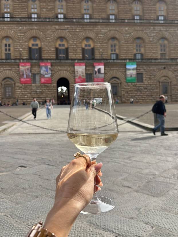 FOTO Uopće im nije loše! Vino, večere i muzeji: Evo kako se Maja i Šime provode na putu...