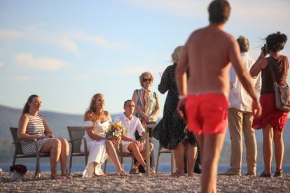 Bol: Par iz Njemačke odlučio se vjenčati na plaži Zlatni rat