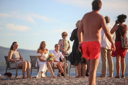 Ljubav je na Bolu: Njemački par vjenčao se na plaži 'Zlatni rat'