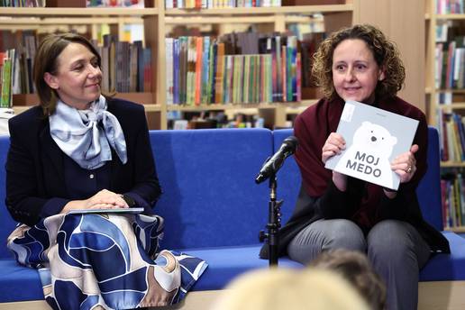 Ministrice Obuljen Kor&zcaron;inek i Hrsti&cacute; karlova&ccaron;kim mali&scaron;anima &ccaron;itale u kampanji "15 po 15"