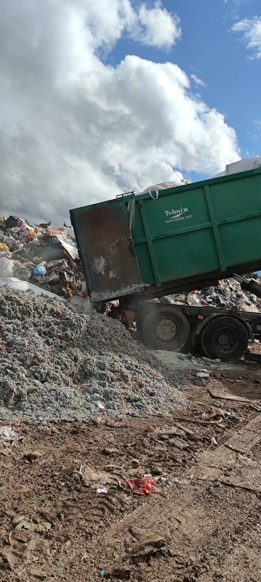 EKSKLUZIVNE SNIMKE: Opasni i plastični otpad bacali su i na gradsko odlagalište u Gospiću!